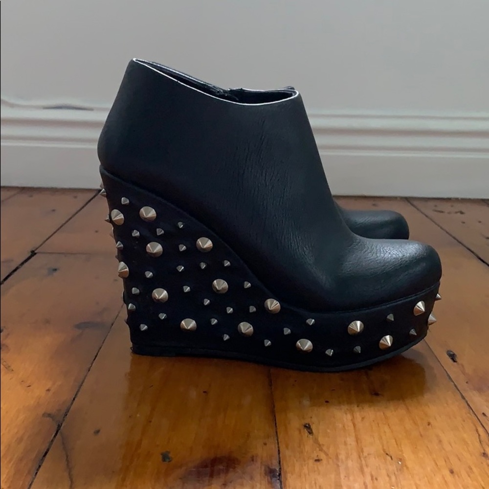Deena and Ozzy spike wedges